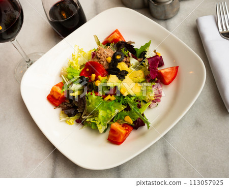 Ssalad with tuna, roasted bell peppers, avocado and olives 113057925