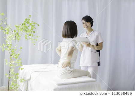 一位中年女性脊椎按摩師提問 一位中年女性脊椎按摩師提問 113058499