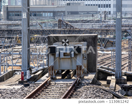 JR東京站2號月台(中央本線)鐵軌末端安裝的護柱 JR東京站2號月台(中央本線)鐵軌末端安裝的護柱 113061242