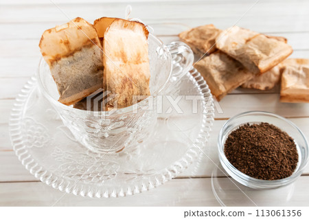 新鮮的紅茶袋和茶葉 113061356