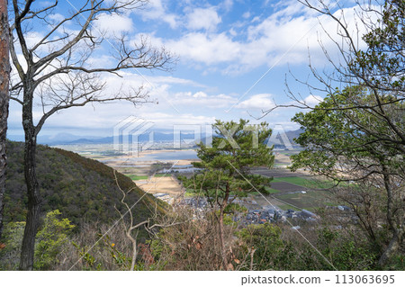 The view from the Kitakoguchikami Observatory of Kitanosho Castle (Yahatayama traverse course) 113063695