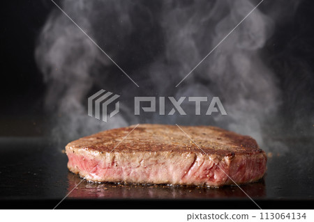 在煎鍋上烤牛大腿牛排 在煎鍋上烤牛大腿牛排 113064134