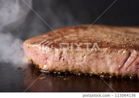 在煎鍋上烤牛大腿牛排 113064136