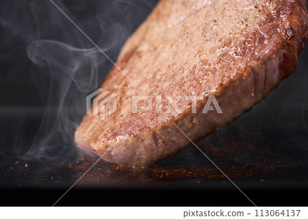 在煎鍋上烤牛大腿牛排 在煎鍋上烤牛大腿牛排 113064137