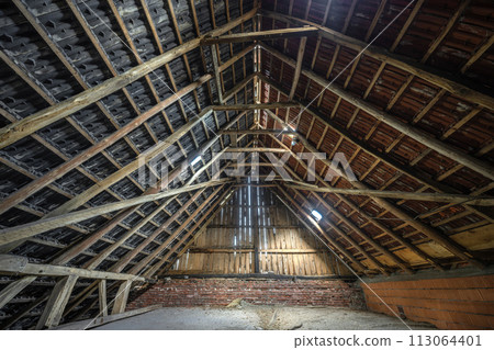 Authentic oak trusses roof in a farm house. Authentic oak trusses roof in a farm house. 113064401