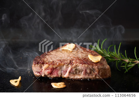 在煎鍋上烤牛大腿牛排 113064656
