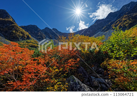 The Hotaka ridgeline seen from Karasawa Cirque in autumn colors 113064721