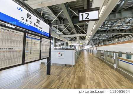 Tsuruga Station, Hokuriku Shinkansen platform Tsuruga Station, Hokuriku Shinkansen platform 113065604