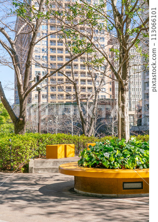 [Tokyo] Entrance to a green office district 113066101