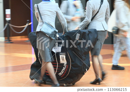 機場工作人員照顧大件行李 - 航空公司地面運營 機場工作人員照顧大件行李 - 航空公司地面運營 113066215