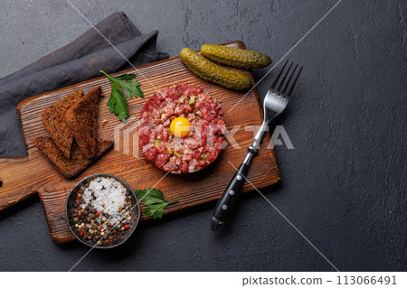Savory beef tartare and brown bread toasts 113066491