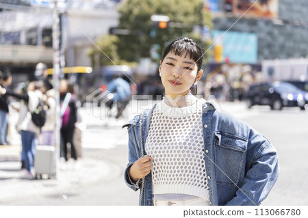 一個年輕女子微笑著看著鏡頭 113066780