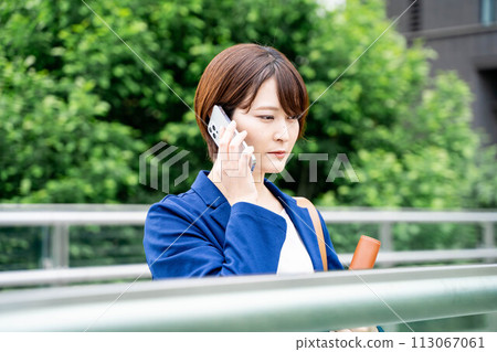 穿著西裝的女人打個電話 穿著西裝的女人打個電話 113067061