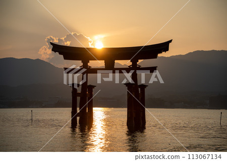 夏至前後嚴島神社的日落 113067134