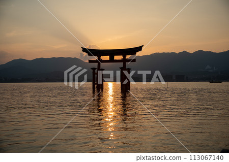 夏至前後嚴島神社的日落 113067140