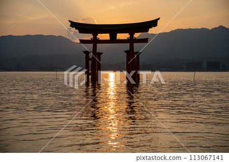 夏至前後嚴島神社的日落 113067141