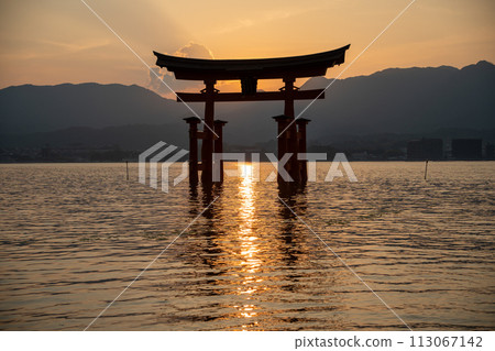 夏至前後嚴島神社的日落 113067142