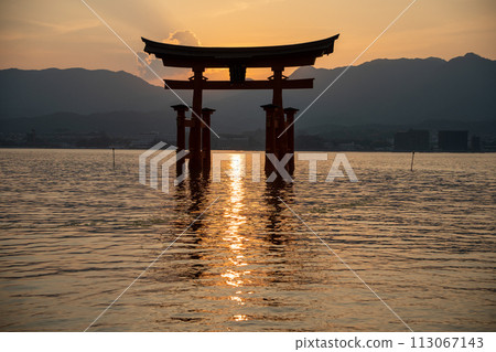 夏至前後嚴島神社的日落 113067143