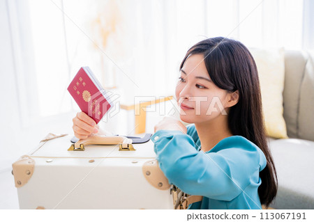 準備旅行的年輕女子 準備旅行的年輕女子 113067191