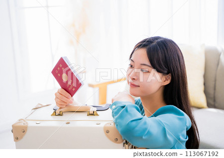 準備旅行的年輕女子 準備旅行的年輕女子 113067192