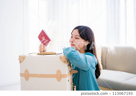 準備旅行的年輕女子 準備旅行的年輕女子 113067193