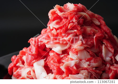 堆積大量切碎的牛肉 113067281