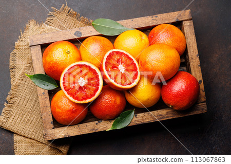Fresh Red Oranges in Wooden Crate 113067863