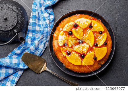 Sweet cake with orange slices and berries 113068077