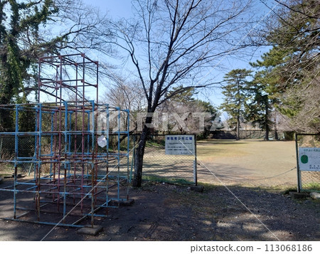 Playground equipment in an empty park 113068186