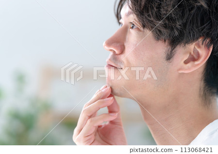 Middle male beard beauty sideways 113068421