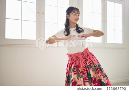Middle-aged woman dancing hula dance Middle-aged woman dancing hula dance 113068790
