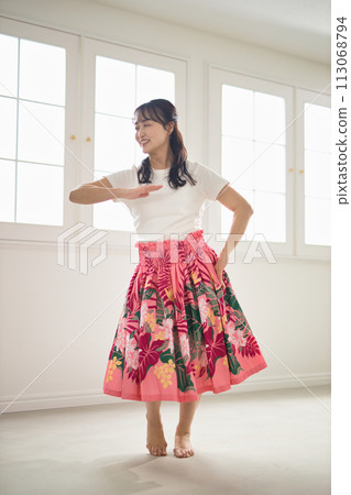 跳草裙舞的中年婦女 113068794