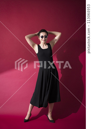 A woman in a black dress 113068953