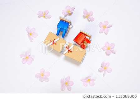 Image of an elementary school graduation ceremony: Children's desks with diplomas, school bags, and cherry blossoms 113069300
