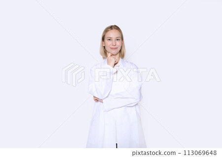 微笑的女醫生和研究員 113069648