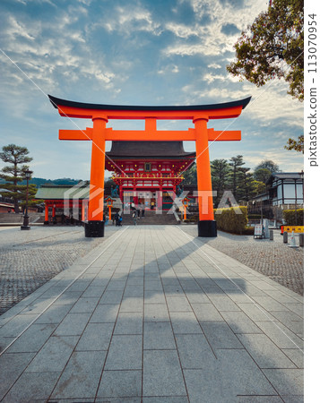 The Entrance Of A Traditional Japanese Temple  113070954