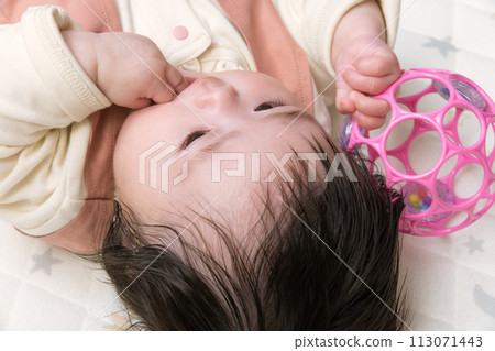 【寶寶吸吮拇指和玩具】 113071443