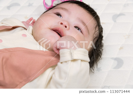 [Baby sucking thumb and toys] 113071444