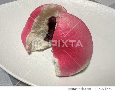 拍攝帶有祝福含意的傳統糕點壽桃 拍攝帶有祝福含意的傳統糕點壽桃 113071660