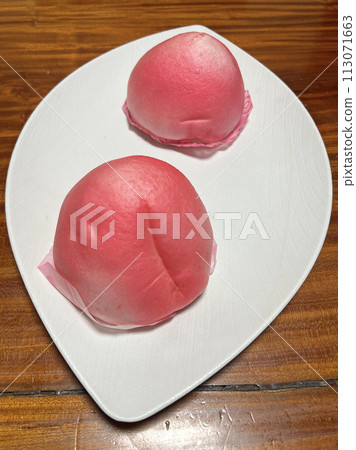 拍攝帶有祝福含意的傳統糕點壽桃 拍攝帶有祝福含意的傳統糕點壽桃 113071663