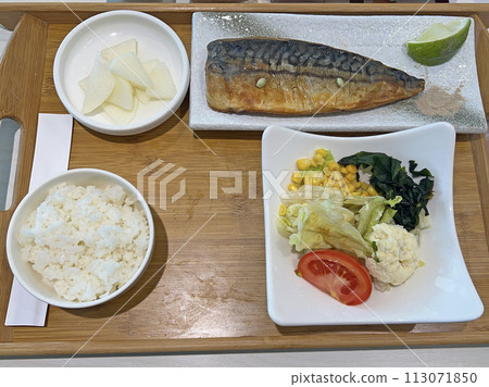 在餐廳裡拍攝鯖魚套餐 在餐廳裡拍攝鯖魚套餐 113071850