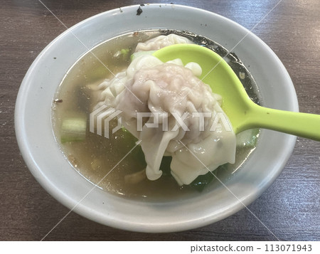 拍攝一碗美味的餛飩湯 113071943