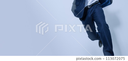 穿著海軍藍西裝的商人 113072075