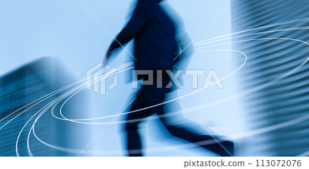 穿著海軍藍西裝的商人 113072076