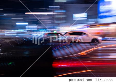 夜間汽車在高速公路上行駛 夜間汽車在高速公路上行駛 113072090