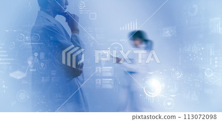 A person working in a white coat 113072098