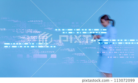 一個穿著白大褂工作的人 113072099
