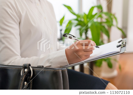 商務人士在紙上寫字 113072110