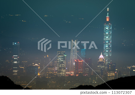 A mesmerizing white mist hangs over Taipei. Urban Glow 113072307