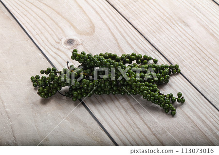Fresh ripe green peppercon heap 113073016